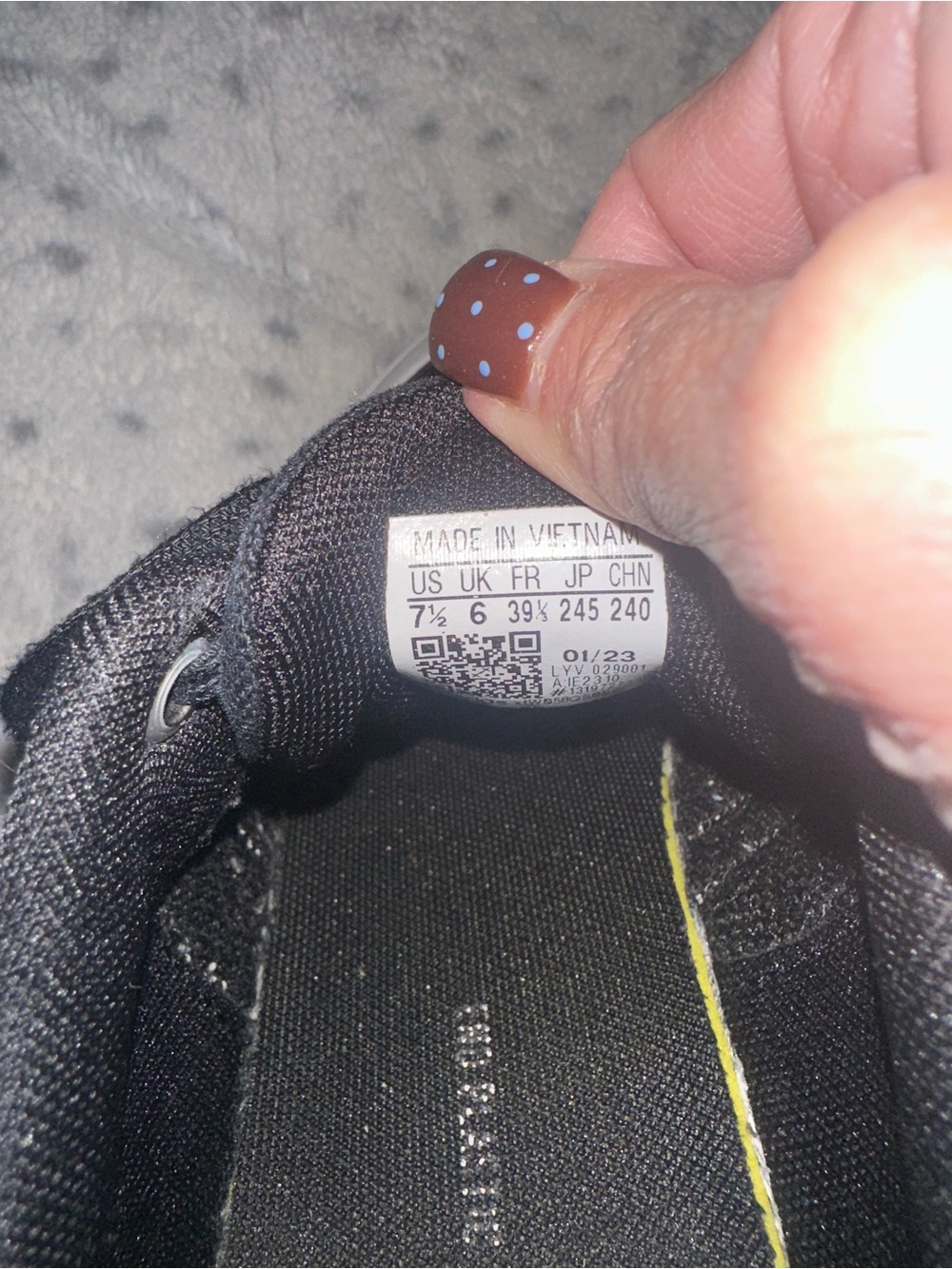 adidas Black and White Low-Top Sneakers EUC - Picture 6 of 8